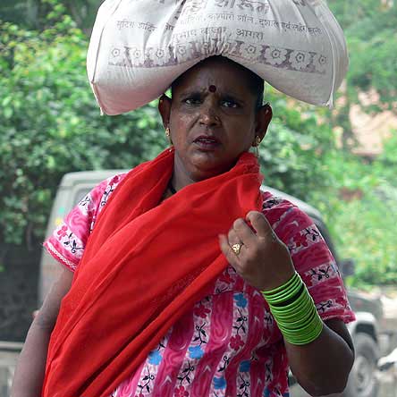Indická žena s pytlem na hlavě