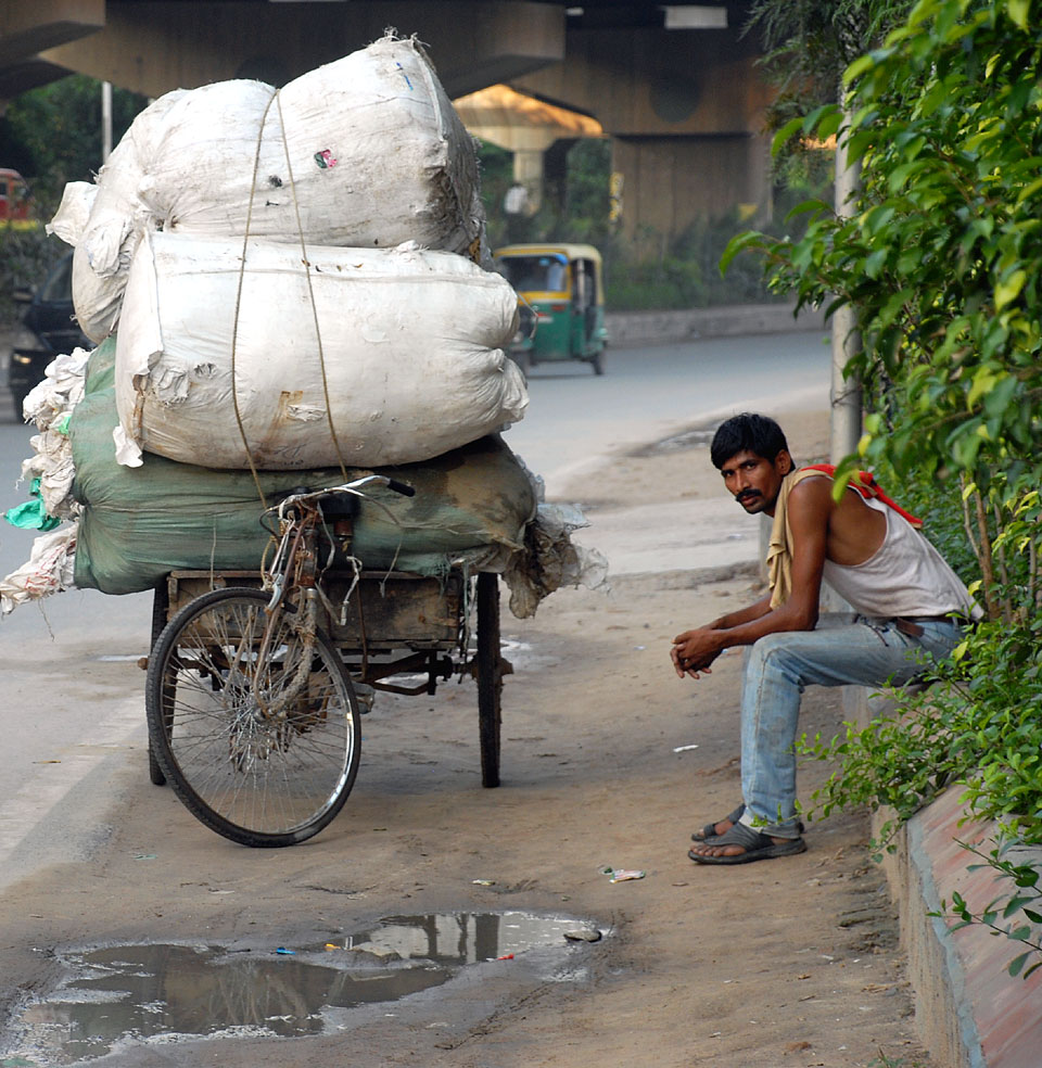 Odpočívající řidič nákladní rikši