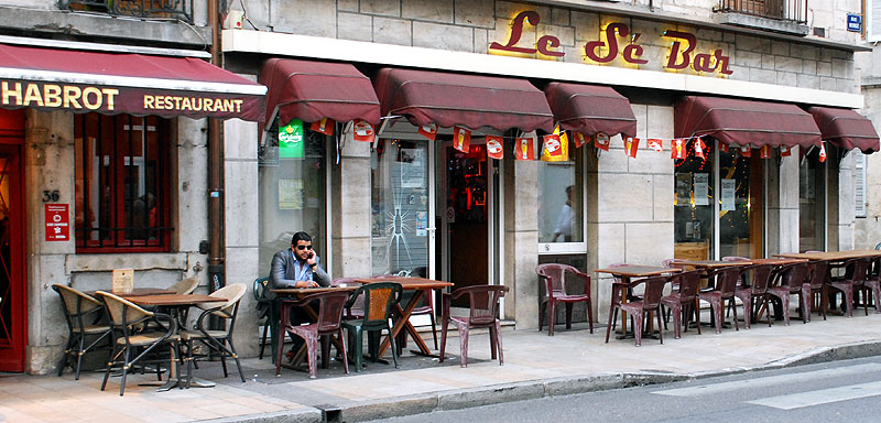 Kavárna a muž s černými brýlemi ve francii