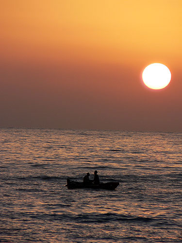 Tunisský východ slunce a rybářská loď