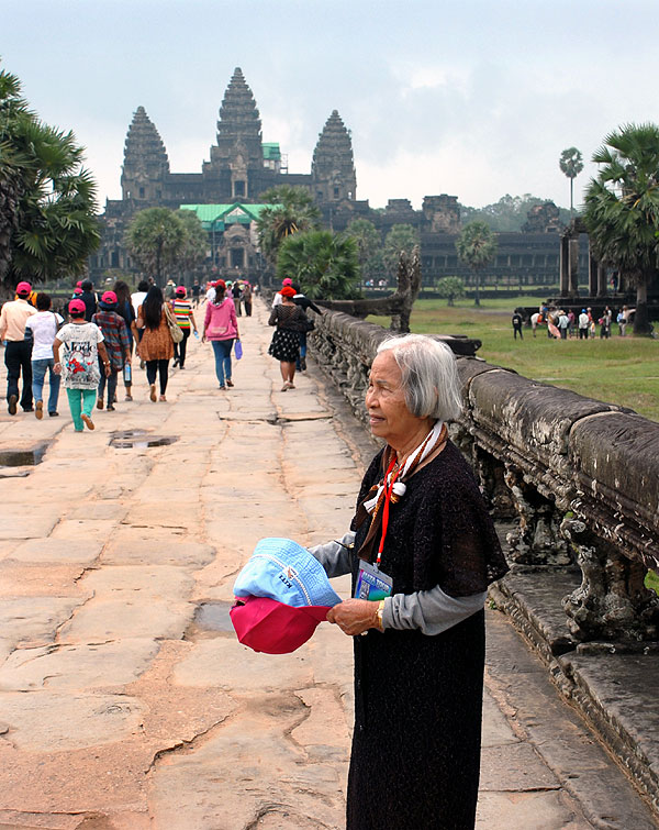 Kambodžská žena u Angkor Watu