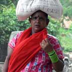 Indická žena s pytlem na hlavě náhled