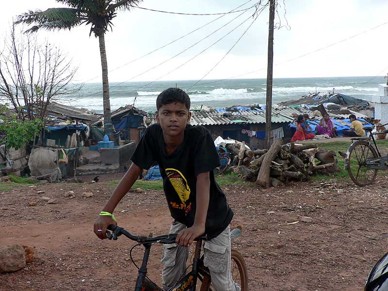 Kluk na kole v Indii ve slumu
