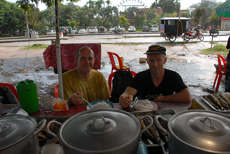 Jídlo u silnice v Kambodži