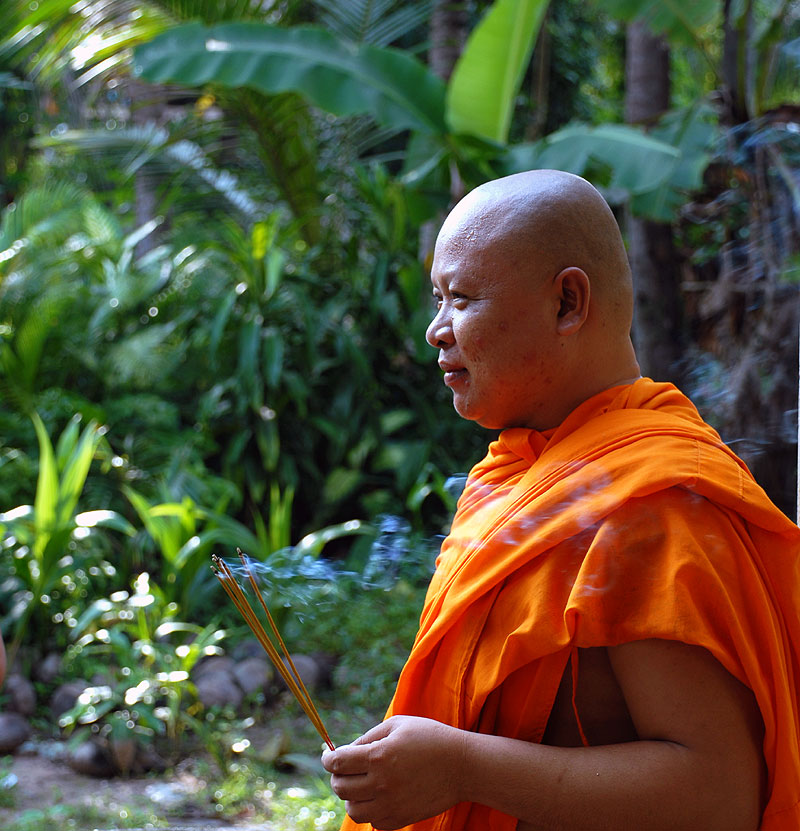 Mnich v klášteře s vonnou tyčinkou