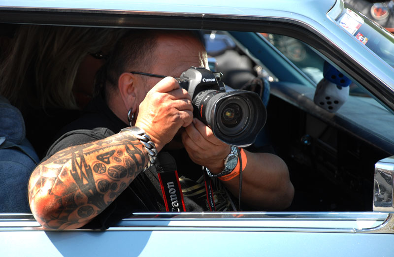 Fotograf s tetováním v autě
