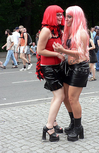 Loveparade - Berlin. Dvě holky v minisukních