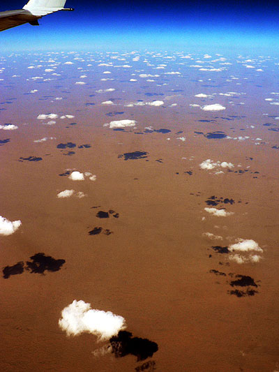 Kupovité mraky nad pouští shora z letadla