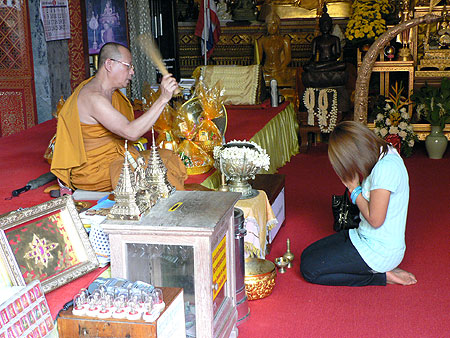 modlící se holka a mnich